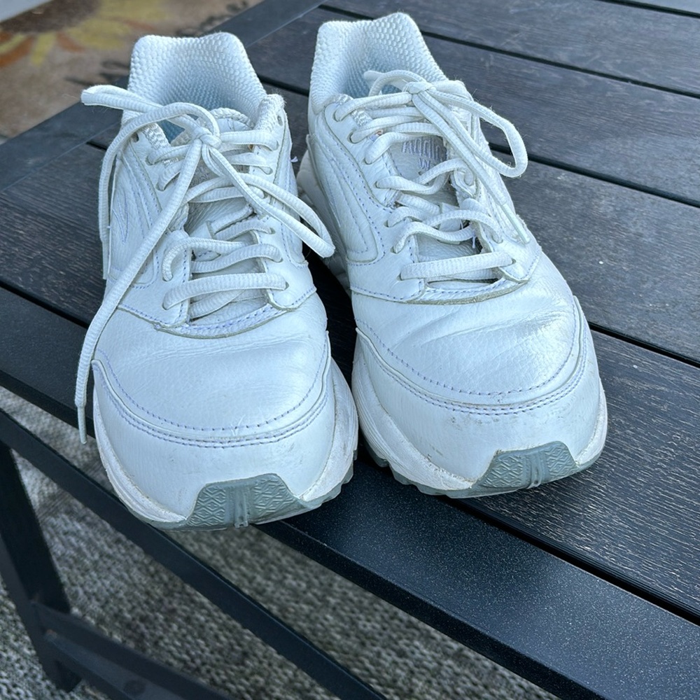 Brooks Addiction Walker Off White Shoes Size 8.5 Dad Shoe Leather. Gel insole